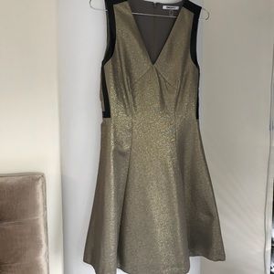 🧵NWOT Gold Sleeveless Dress w/ black detail